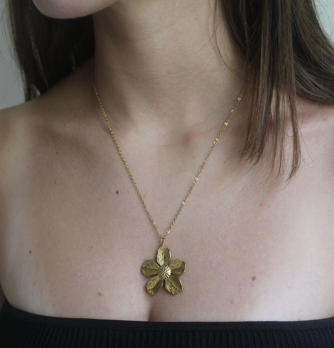 Textured Flower Pendant Chain Necklace - Gold